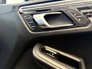 Porsche Macan Turbo PDK | CH Fahrzeug | Swiss Package | 21" | PANORAMA | AHK elektr. | Luftfederung | DAB |