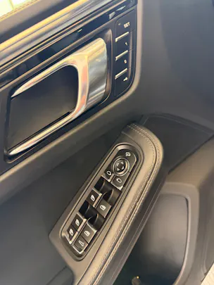 Porsche Macan Turbo PDK | CH Fahrzeug | Swiss Package | 21" | PANORAMA | AHK elektr. | Luftfederung | DAB |