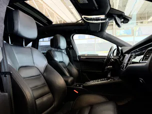 Porsche Macan Turbo PDK | CH Fahrzeug | Swiss Package | 21" | PANORAMA | AHK elektr. | Luftfederung | DAB |