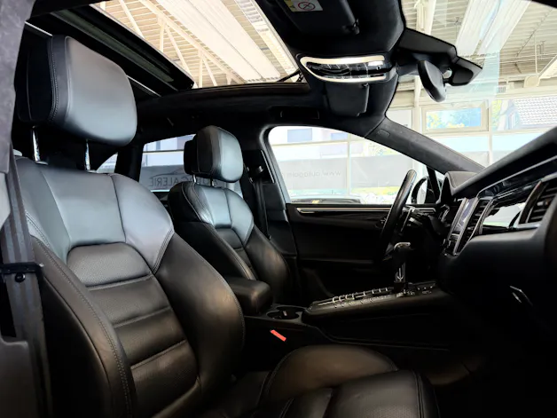 Porsche Macan Turbo PDK | CH Fahrzeug | Swiss Package | 21" | PANORAMA | AHK elektr. | Luftfederung | DAB |