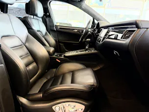 Porsche Macan Turbo PDK | CH Fahrzeug | Swiss Package | 21" | PANORAMA | AHK elektr. | Luftfederung | DAB |