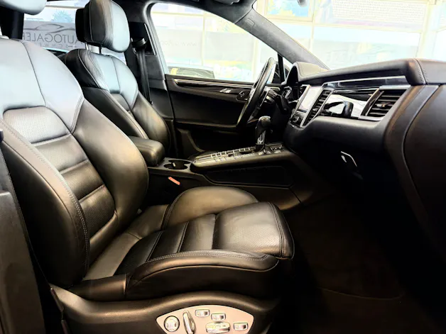 Porsche Macan Turbo PDK | CH Fahrzeug | Swiss Package | 21" | PANORAMA | AHK elektr. | Luftfederung | DAB |