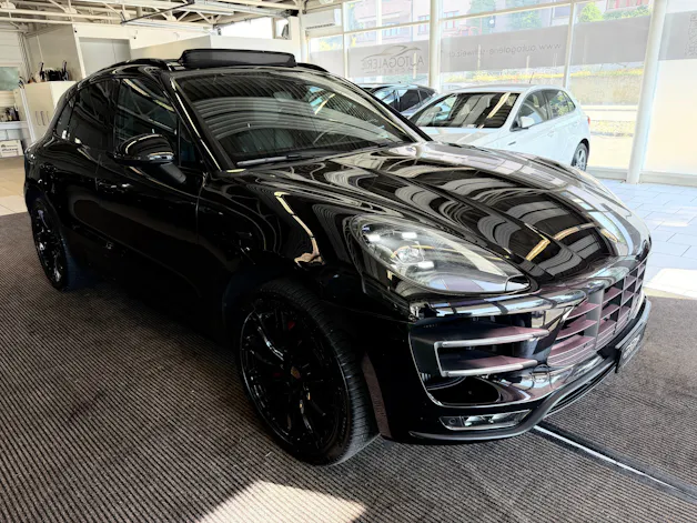 Porsche Macan Turbo PDK | CH Fahrzeug | Swiss Package | 21" | PANORAMA | AHK elektr. | Luftfederung | DAB |