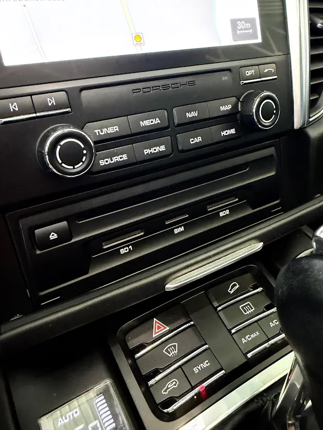 Porsche Macan Turbo PDK | CH Fahrzeug | Swiss Package | 21" | PANORAMA | AHK elektr. | Luftfederung | DAB |