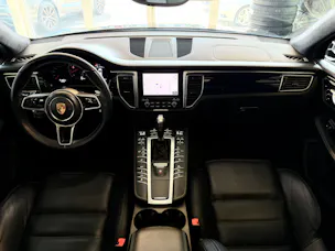 Porsche Macan Turbo PDK | CH Fahrzeug | Swiss Package | 21" | PANORAMA | AHK elektr. | Luftfederung | DAB |