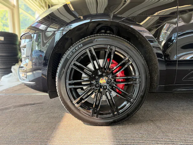 Porsche Macan Turbo PDK | CH Fahrzeug | Swiss Package | 21" | PANORAMA | AHK elektr. | Luftfederung | DAB |