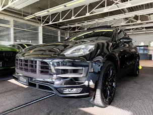 Porsche Macan Turbo PDK | CH Fahrzeug | Swiss Package | 21" | PANORAMA | AHK elektr. | Luftfederung | DAB |