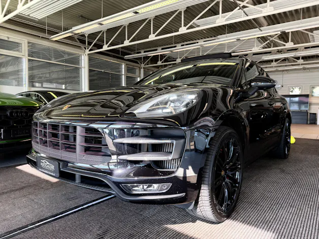 Porsche Macan Turbo PDK | CH Fahrzeug | Swiss Package | 21" | PANORAMA | AHK elektr. | Luftfederung | DAB |