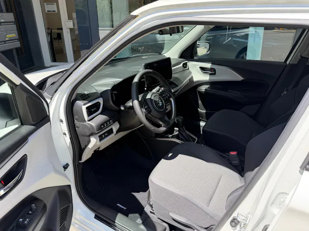 Suzuki Swift 1.2 Sakura Top Hybrid