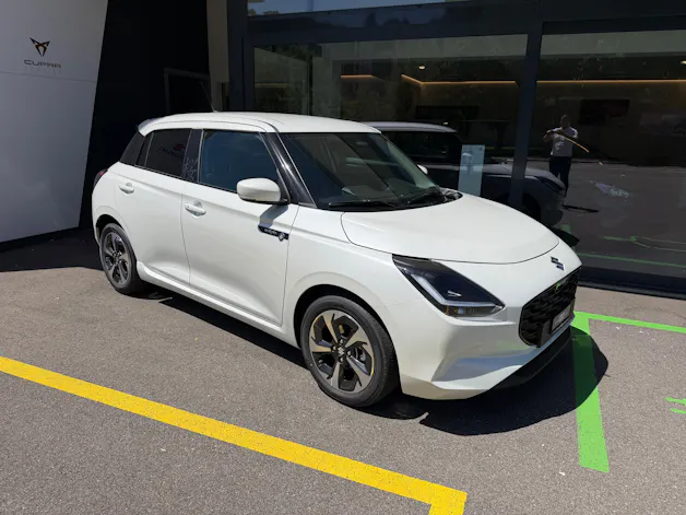Suzuki Swift 1.2 Sakura Top Hybrid