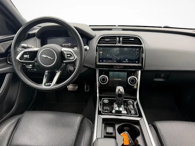 Jaguar XE 2.0 T 300 R-Dynamic Black AWD