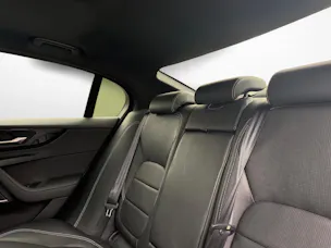 Jaguar XE 2.0 T 300 R-Dynamic Black AWD