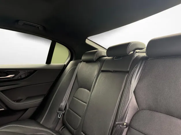 Jaguar XE 2.0 T 300 R-Dynamic Black AWD