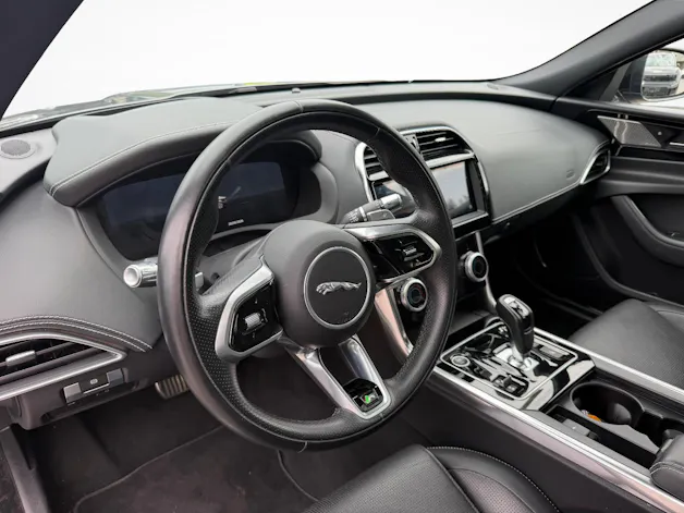 Jaguar XE 2.0 T 300 R-Dynamic Black AWD