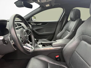 immagine del veicolo JAGUAR XE 2.0 T 300 R-Dynamic Black AWD