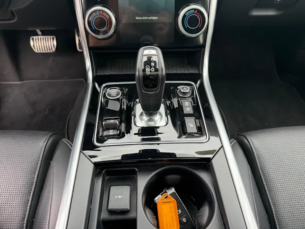 Jaguar XE 2.0 T 300 R-Dynamic Black AWD