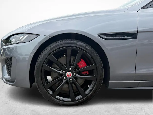 Jaguar XE 2.0 T 300 R-Dynamic Black AWD