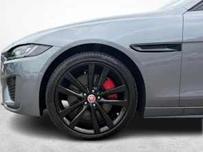 immagine del veicolo JAGUAR XE 2.0 T 300 R-Dynamic Black AWD