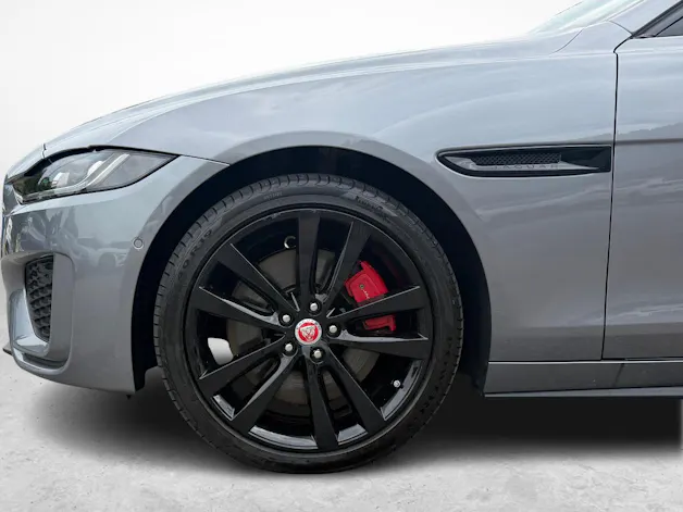 Jaguar XE 2.0 T 300 R-Dynamic Black AWD