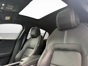 Jaguar XE 2.0 T 300 R-Dynamic Black AWD