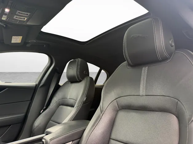 Jaguar XE 2.0 T 300 R-Dynamic Black AWD