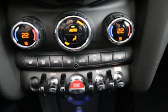 https://vehicle.imgix.net/4367333/e70dcb42-1038-42cb-82b9-c050ef54664f.jpg