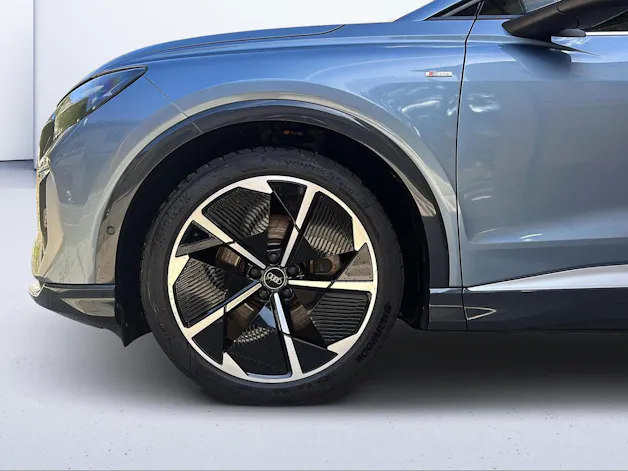 AUDI Q4 e-tron 50 quattro
