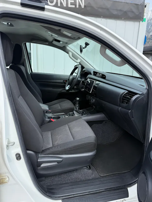 Toyota Hilux 2.4D-4D Comfort Double Cab 4x4 *WERKSGARANTIE * TEMPOMAT* KLIMA*