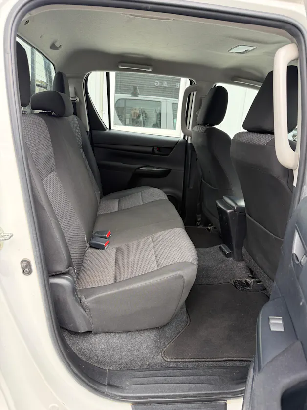 Toyota Hilux 2.4D-4D Comfort Double Cab 4x4 *WERKSGARANTIE * TEMPOMAT* KLIMA*