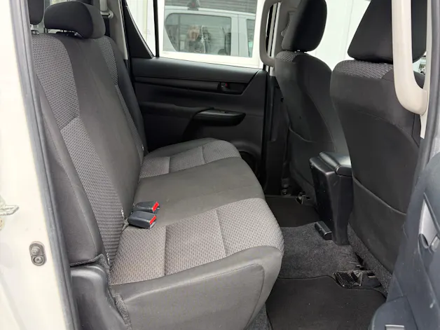 Toyota Hilux 2.4D-4D Comfort Double Cab 4x4 *WERKSGARANTIE * TEMPOMAT* KLIMA*