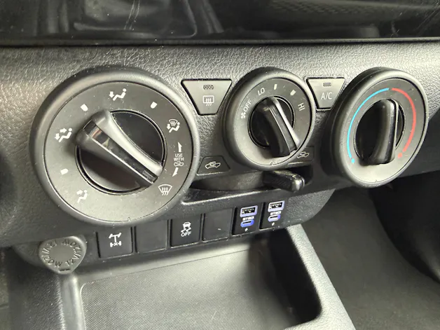 Toyota Hilux 2.4D-4D Comfort Double Cab 4x4 *WERKSGARANTIE * TEMPOMAT* KLIMA*