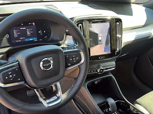 Volvo XC40 B3 Benzin Mild Hybrid Plus Dark DCT