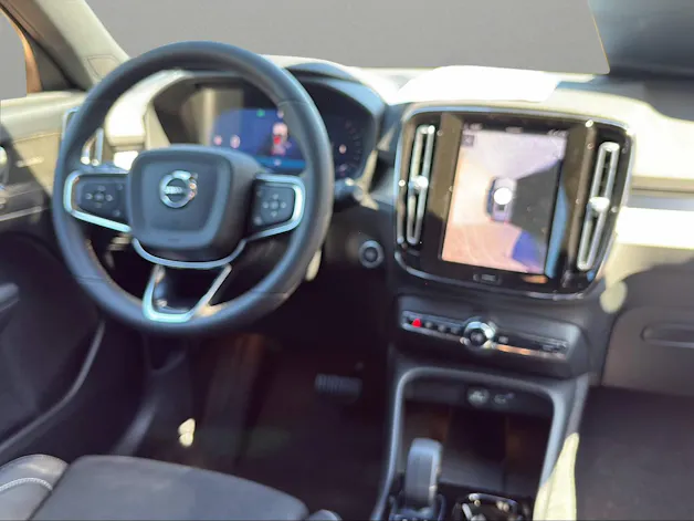 Volvo XC40 B3 Benzin Mild Hybrid Plus Dark DCT