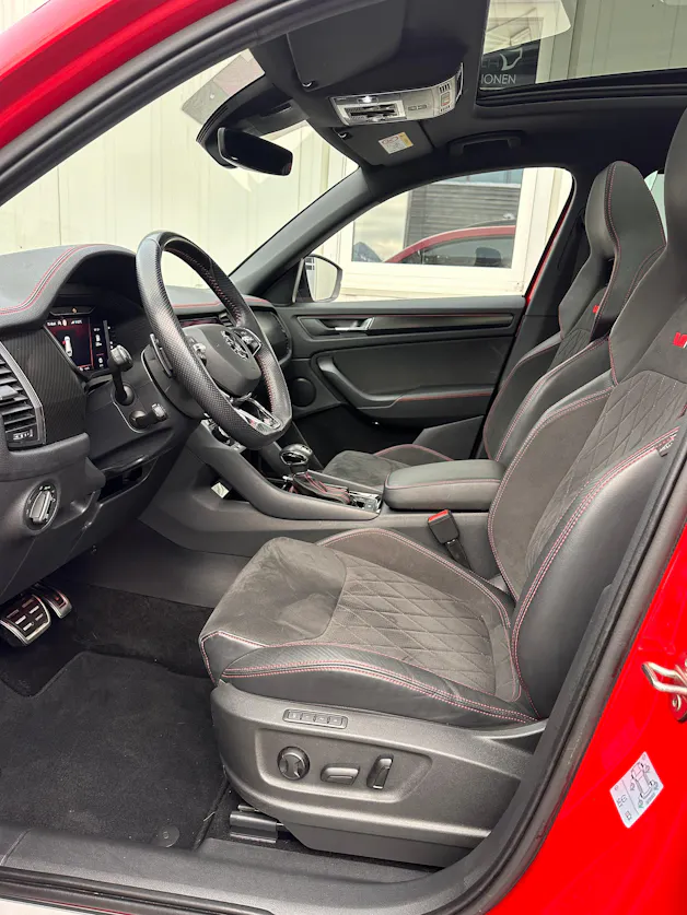 Škoda SKODA Kodiaq RS 4x4 PANORAMA * AHK * CH * 20" ALU* 8 FACH*STANDHEIZUNG*