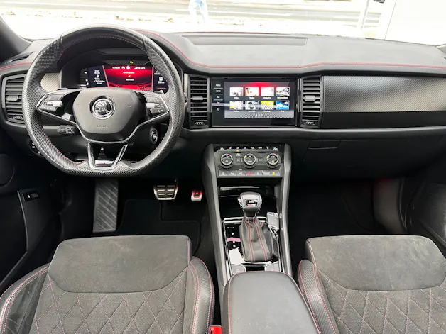 Škoda SKODA Kodiaq RS 4x4 PANORAMA * AHK * CH * 20" ALU* 8 FACH*STANDHEIZUNG*