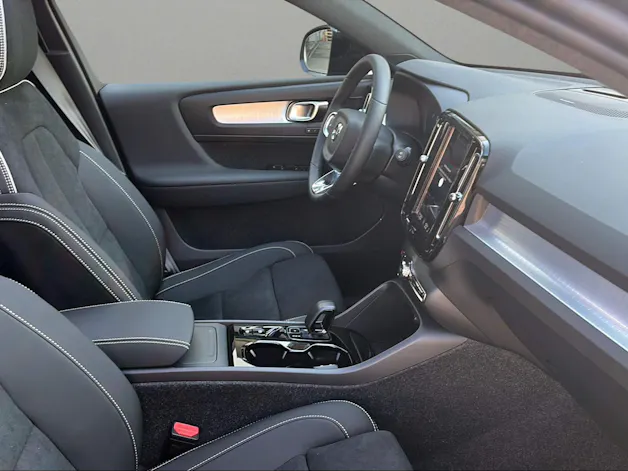 Volvo XC40 B3 Benzin Mild Hybrid Plus Dark DCT