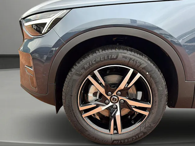Volvo XC40 B3 Benzin Mild Hybrid Plus Dark DCT