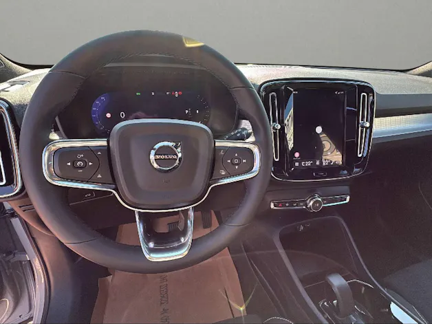 Volvo XC40 B3 Benzin Mild Hybrid Plus Dark DCT