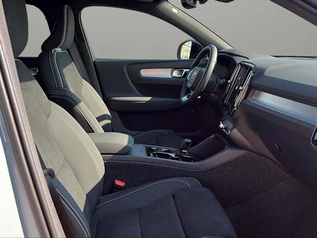 Volvo XC40 B3 Benzin Mild Hybrid Plus Dark DCT
