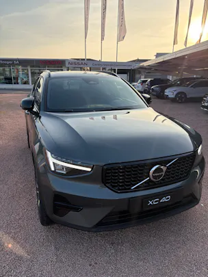 Volvo XC40 B3 Benzin Mild Hybrid Plus Dark DCT
