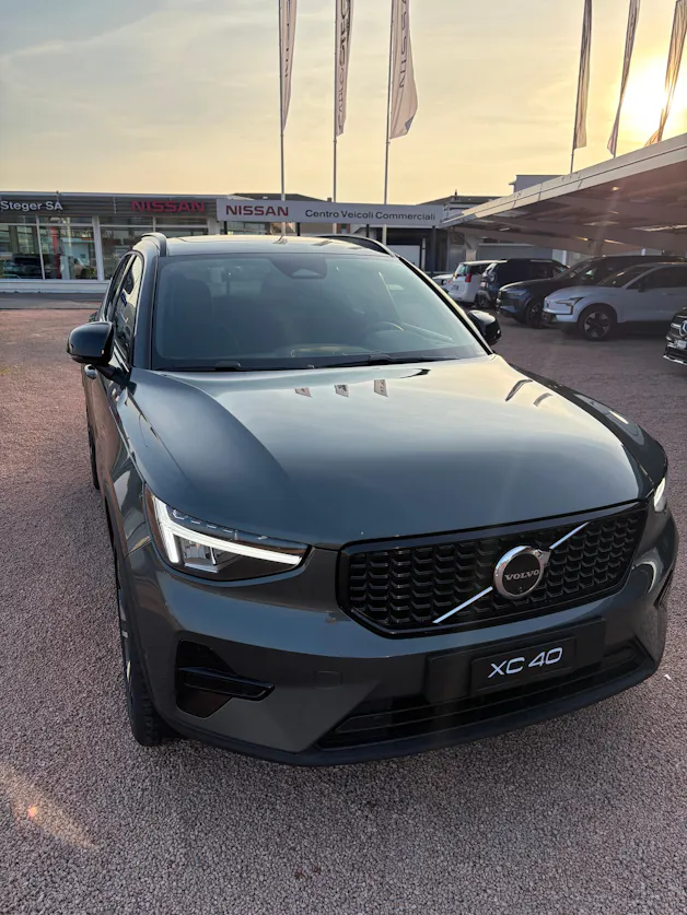 Volvo XC40 B3 Benzin Mild Hybrid Plus Dark DCT