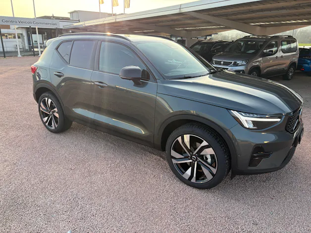Volvo XC40 B3 Benzin Mild Hybrid Plus Dark DCT