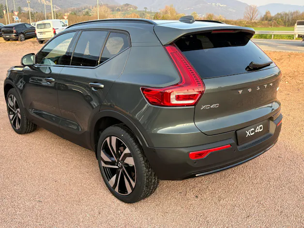 Volvo XC40 B3 Benzin Mild Hybrid Plus Dark DCT