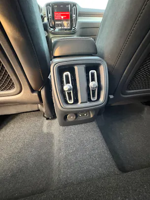 Volvo XC40 B3 Benzin Mild Hybrid Plus Dark DCT