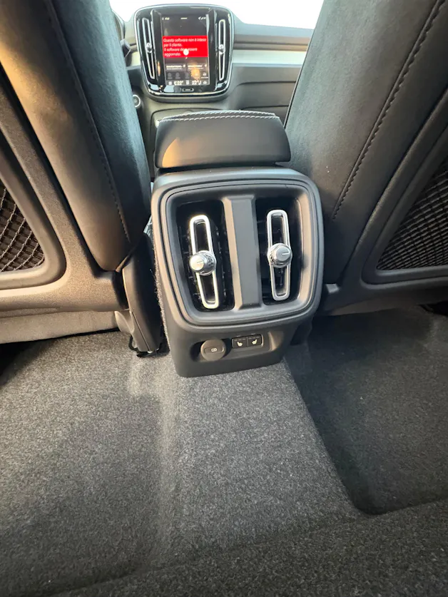 Volvo XC40 B3 Benzin Mild Hybrid Plus Dark DCT