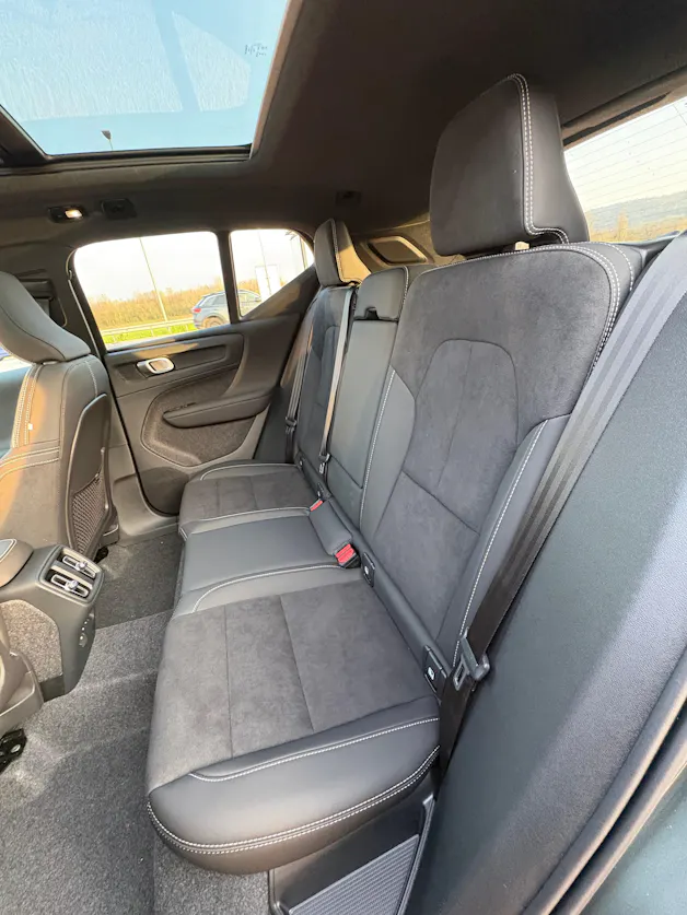 Volvo XC40 B3 Benzin Mild Hybrid Plus Dark DCT
