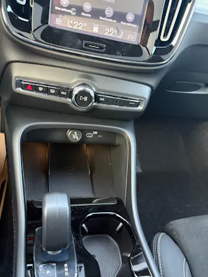Volvo XC40 B3 Benzin Mild Hybrid Plus Dark DCT