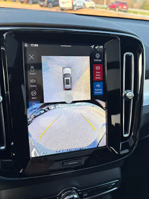 Volvo XC40 B3 Benzin Mild Hybrid Plus Dark DCT