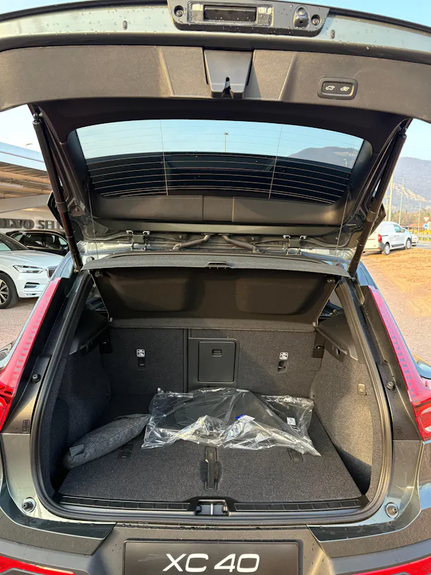 Volvo XC40 B3 Benzin Mild Hybrid Plus Dark DCT