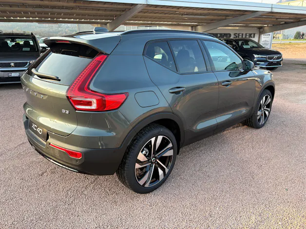 Volvo XC40 B3 Benzin Mild Hybrid Plus Dark DCT